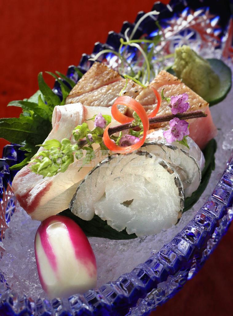 新鮮なお造り。「よい食材を自分の目で確かめて仕入れる」という左さん＝２０１５年１月２９日、京都府宇治市（志儀駒貴撮影）