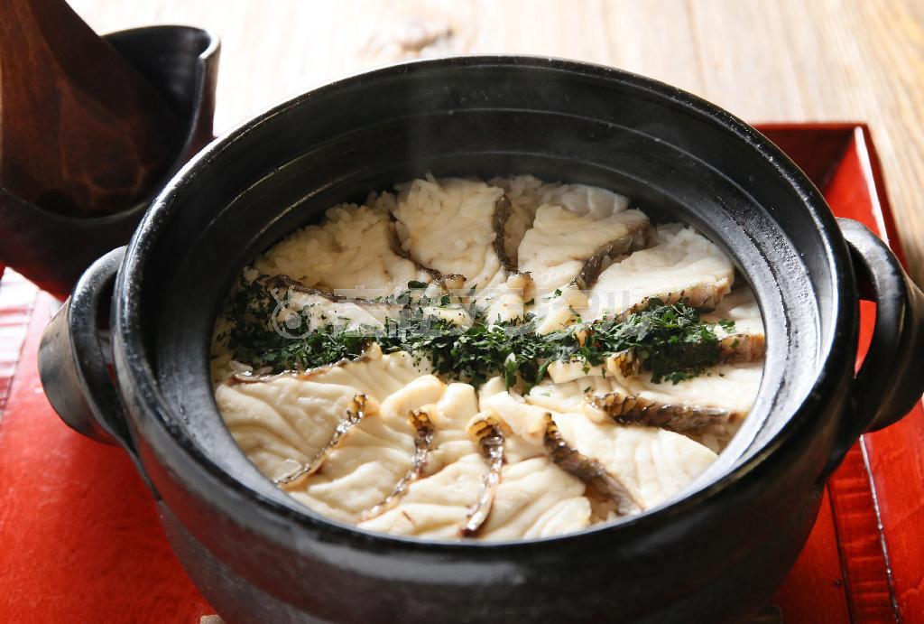 しめのご飯「鯛の茶飯」は、碾茶をまぶしていただく＝２０１５年１月２９日、京都府宇治市（志儀駒貴撮影）