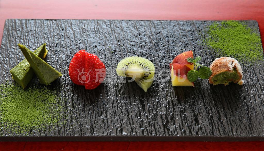 デザートの数々。左から、自家製抹茶チーズケーキ、イチゴ、フレッシュキウイ、さつまいものレモン煮、おからのドーナツ＝２０１５年１月２９日、京都府宇治市（志儀駒貴撮影）