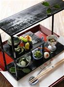 茶器に盛られた八寸。ゆばとカニ身の抹茶和えや百合根の抹茶かけなど＝２０１５年１月２９日、京都府宇治市（志儀駒貴撮影）