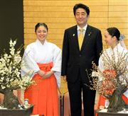 太宰府天満宮の「梅の使節」から梅の盆栽を贈られた安倍晋三首相＝９日午前、首相官邸（酒巻俊介撮影）