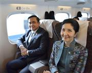 東京－新大阪間の東海道新幹線「のぞみ」に乗車するタイ暫定政権のプラユット首相（左）と夫人＝１０日午前