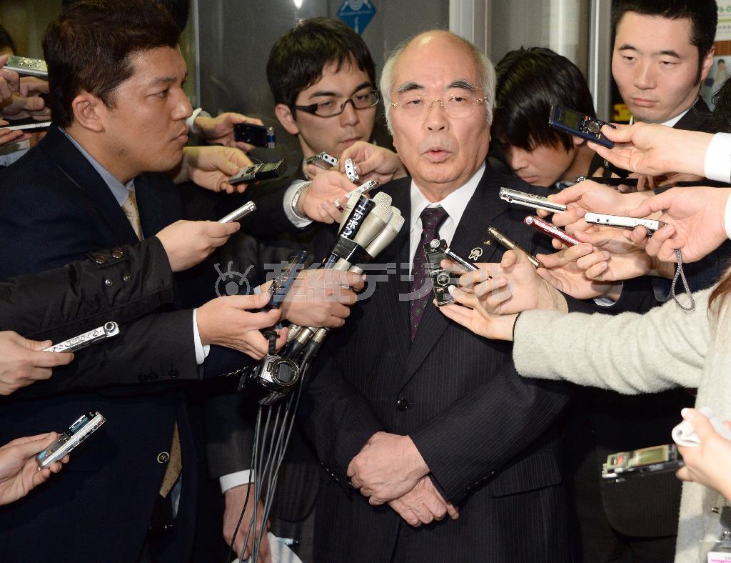 自民党の農林族幹部との会談を終え、記者団の質問に答える全国農業協同組合中央会（ＪＡ全中）の万歳（ばんざい）章会長＝２０１５年２月９日午後、東京都千代田区永田町の自民党本部（酒巻俊介撮影）