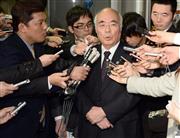 自民党の農林族幹部との会談を終え、記者団の質問に答える全国農業協同組合中央会（ＪＡ全中）の万歳（ばんざい）章会長＝２０１５年２月９日午後、東京都千代田区永田町の自民党本部（酒巻俊介撮影）