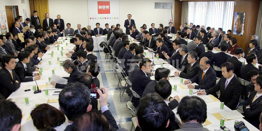 自民党の農協改革等法案検討プロジェクトチームで、挨拶する谷垣禎一（さだかず）幹事長と出席した自民党議員＝２０１５年２月９日、東京都千代田区永田町の自民党本部（早坂洋祐撮影）