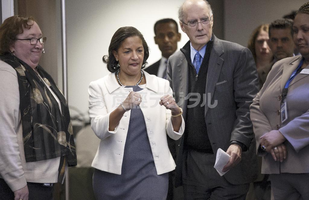 ファイティングポーズを取りながら、２０１５年版「国家安全保障戦略」の発表会場に現れたスーザン・ライス大統領補佐官（左から２人目）。ポーズとは裏腹に、戦略文書の内容はオバマ政権の「へっぴり腰」ぶりを正当化する以上のものではなかった＝２０１５年２月６日、米国・首都ワシントン（ＡＰ）