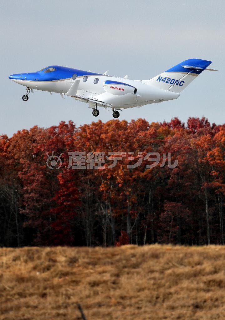 試験飛行のため離陸するホンダのビジネスジェット・ホンダジェット＝２０１４年１１月２５日、米ノースカロライナ州グリーンズボロ市のピードモント・トライアド空港（早坂洋祐撮影）