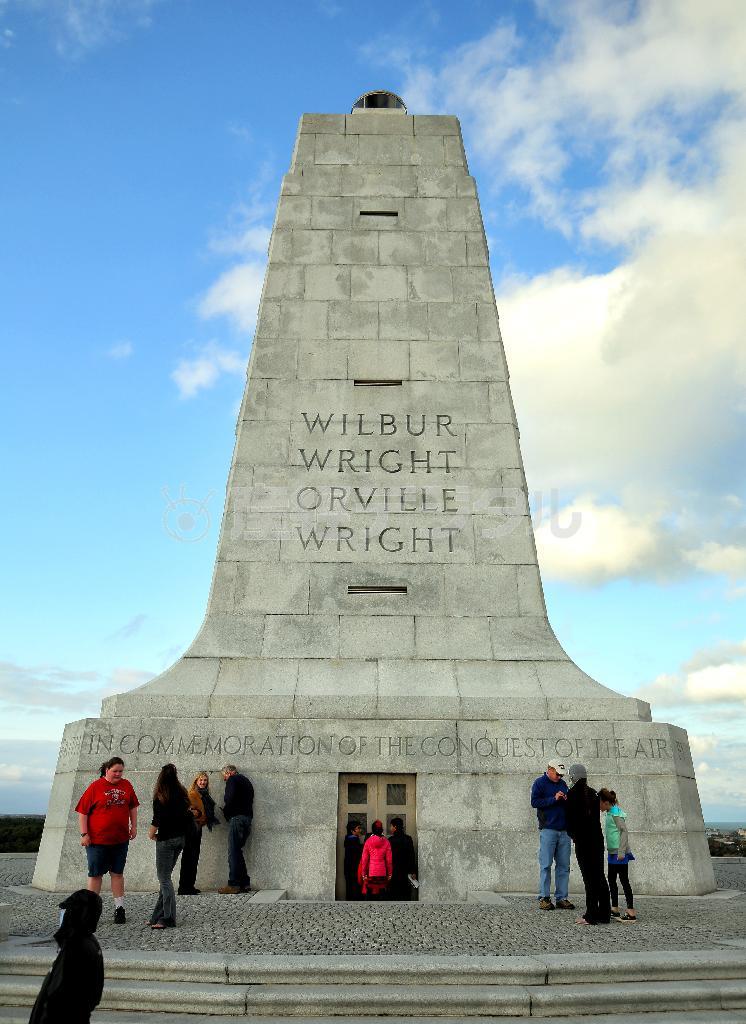 ライト兄弟の偉業をたたえる巨大な記念碑＝２０１４年１１月２７日、米ノースカロライナ州キルデビルヒルズ（早坂洋祐撮影）