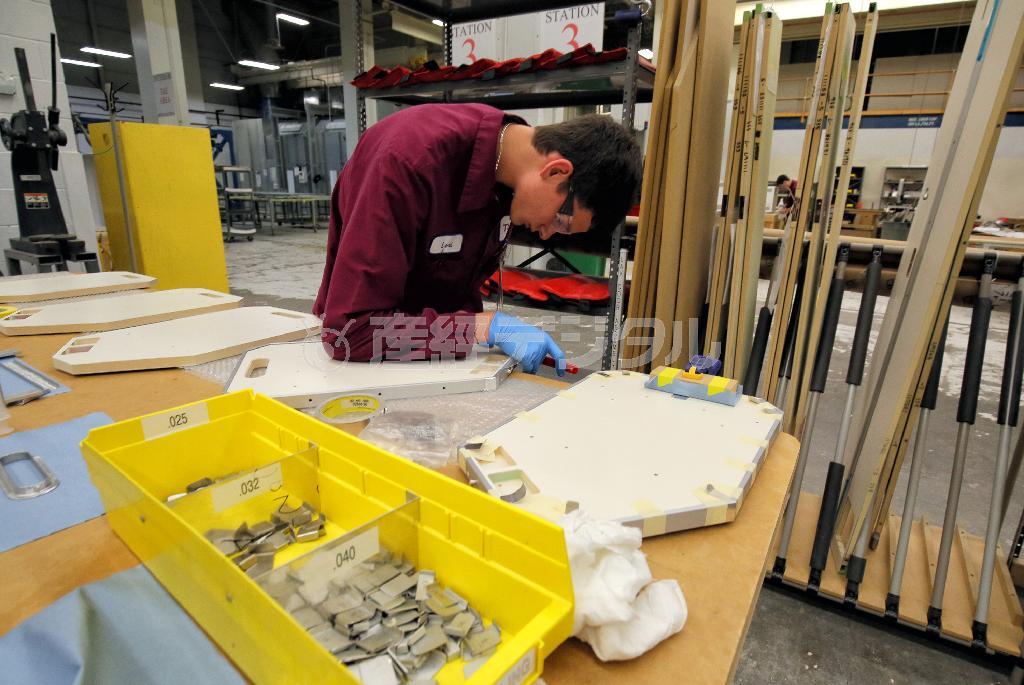 独立系航空機整備会社ハエコ社の工場で内装部品の製作を行う従業員。ノースカロライナ州は航空産業の振興に力を入れている＝２０１５年１１月２７日、米ノースカロライナ州グリーンズボロ（早坂洋祐撮影）