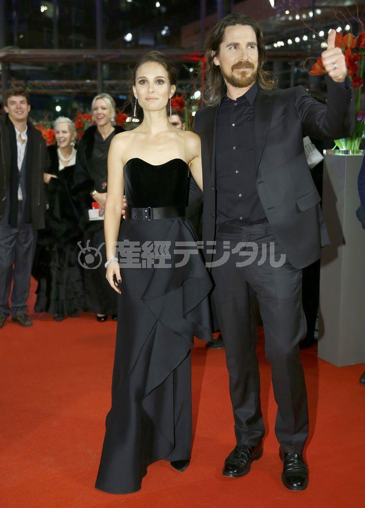 英俳優、クリスチャン・ベールさん（右）と米女優、ナタリー・ポートマンさん＝２０１５年２月８日、ドイツ・首都ベルリン（ロイター）