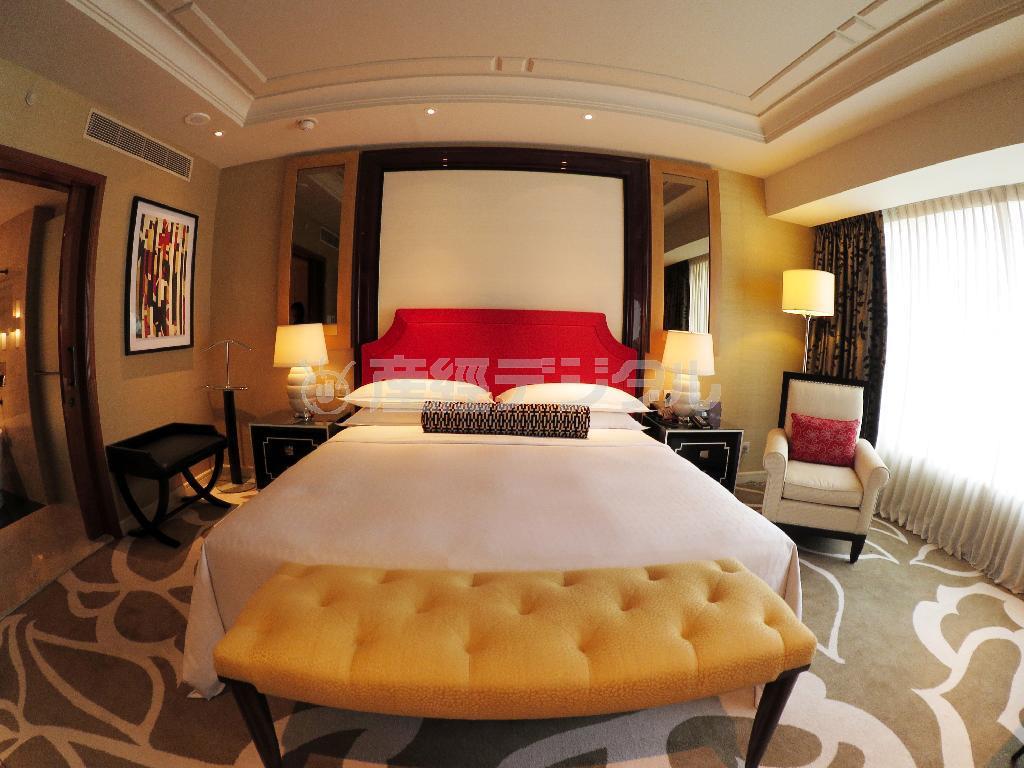 この写真は、ワイドレンズで撮影しています。大きなベッドが真ん中に置いてある部屋は、斜め横からよりも、正面からシンメトリー（左右対称）に撮ると、泊まっていた時の雰囲気そのままを写すことができます＝２０１４年１１月２６日、中国・マカオ（須藤夕子さん撮影）