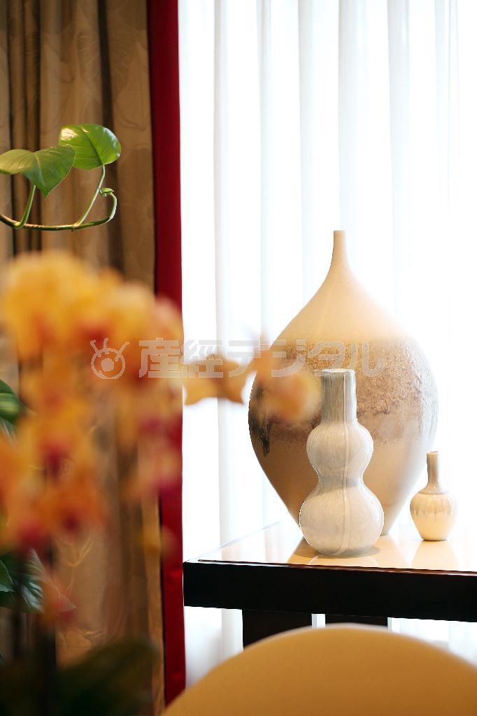 デラックススイートにあった花瓶と胡蝶蘭を撮りました。レースカーテンが柔らかい光を作り出し、花瓶のラウンドしたフォルムに優しい陰影がついて、とても高級感を感じさせる写真になりました＝２０１４年１１月２６日、中国・マカオ（須藤夕子さん撮影）