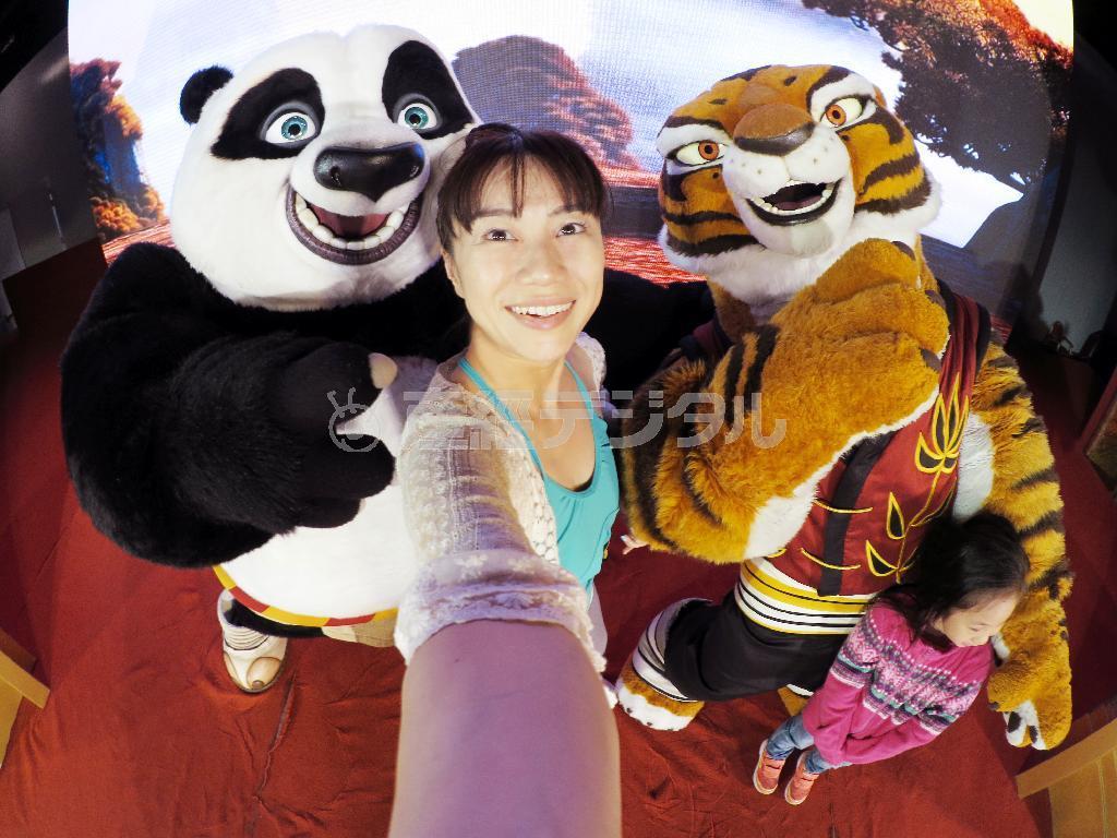 朝食会場ではドリームワークスの人気キャラクターが登場するショーを見たり、一緒に写真を撮ったりできます。手を伸ばせば簡単に自分とキャラクターを一緒に撮影することができました＝２０１４年１１月２７日、中国・マカオ（須藤夕子さん撮影）