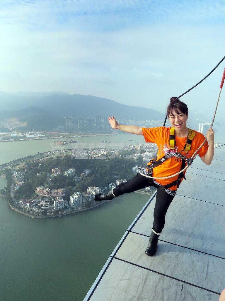 インストラクターの方が撮ってくれた写真です。背景も人物の表情もしっかり写っていて、さすがですね。スカイウォークは７８８香港㌦（約１万１９００円）で、写真もたくさん撮ってくれ、最後にデータをＵＳＢでプレゼントしてくれます＝２０１４年１１月２７日、中国・マカオ（須藤夕子さん提供）