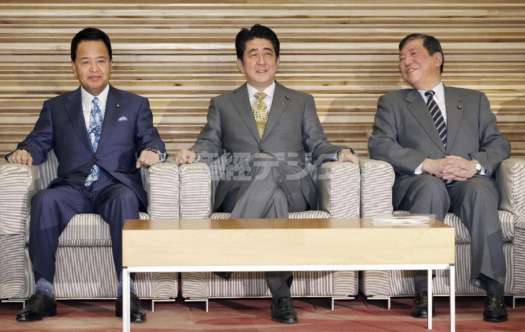 閣議に臨む（左から）甘利明（あまり・あきら）経済再生相、安倍晋三（しんぞう）首相、石破（いしば）茂地方創生相＝２０１５年２月１０日午前、首相官邸（共同）