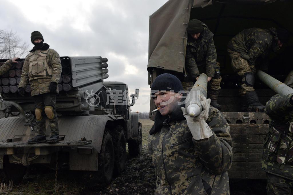 ウクライナ東部デバリツェボ郊外で２月８日、ロケット弾を運ぶウクライナ軍兵士ら（ロイター）