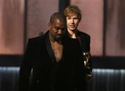 米ラップ歌手、カニエ・ウェストさん（手前）が米歌手、ベックさん（後方）＝２０１５年２月９日、米カリフォルニア州ロサンゼルス（ロイター）