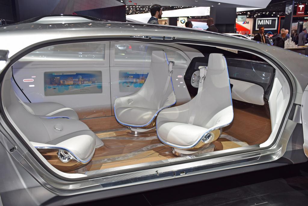 メルセデス・ベンツ「Ｆ０１５ラグジュアリー・イン・モーション」の車内。