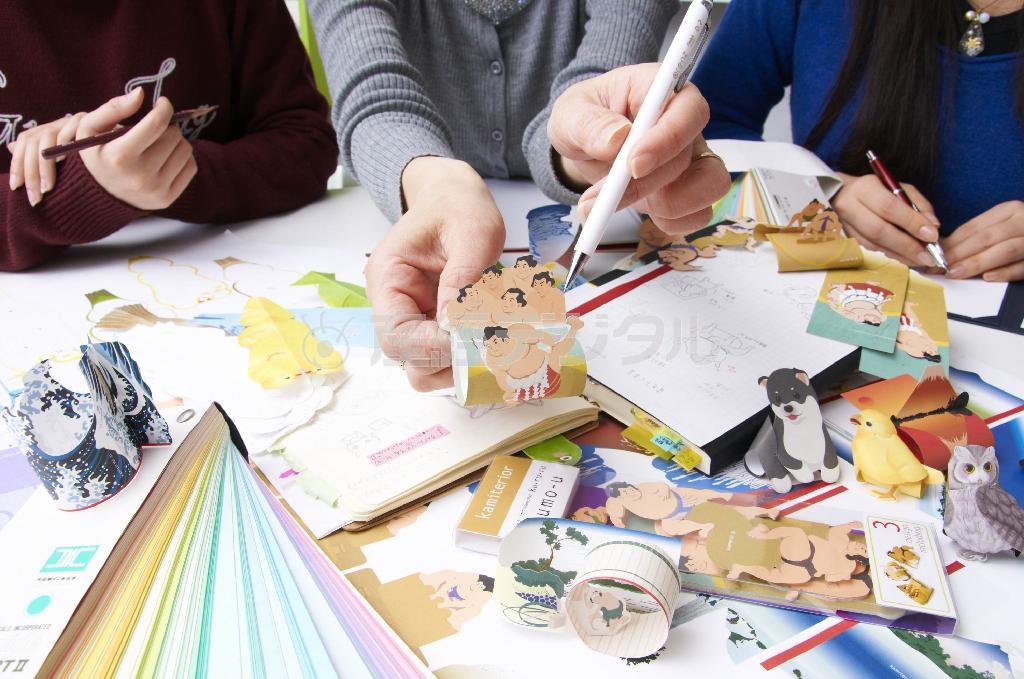 企画やデザインは担当者がアイデアや試作品を持ち寄り、最終製品への工程も視野に意見を交わして、ブレイクスルーやブラッシュアップを図る＝２０１５年１月１９日（石原敏彦さん撮影、提供写真）