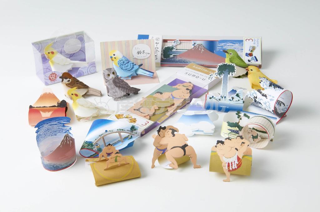 【金賞】ペーパリー株式会社／「ｋｕ・ｒｕ・ｒｕ」。ｋｕ・ｒｕ・ｒｕは細長いパッケージに入れられ、使用時に切り込みに合わせて丸める。むすびんは小鳥の形を開き、その中にメッセージを書き込む（石原敏彦さん撮影、提供写真）