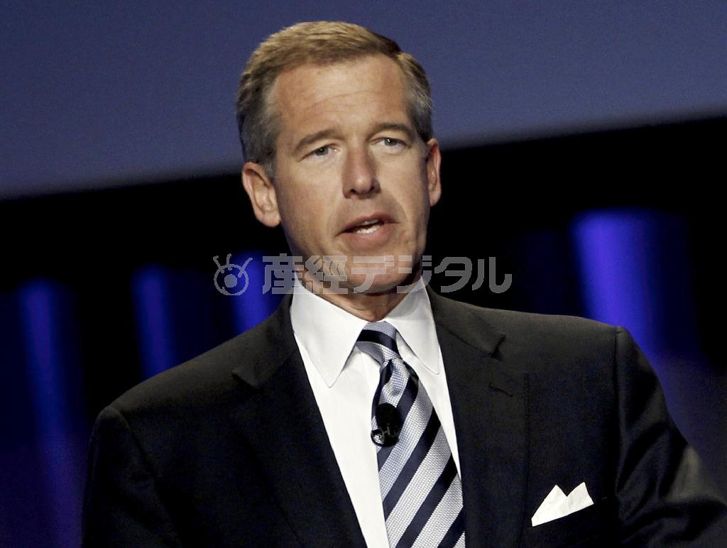 米退役軍人向けチャリティーイベントに登場したブライアン・ウィリアムズ氏。全米を代表するニュースキャスターだったが、虚偽発言によって視聴者の信頼が大きく揺らいでいる＝２０１４年１１月５日、米ニューヨーク（ＡＰ）