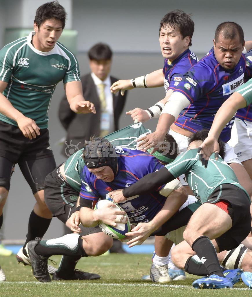 三菱重工相模原戦でトライを決める釜石シーウェイブスのヘイデン・ホップグッド。チームは１点差で競り勝ち、２月１４日にトップリーグ昇格を懸けて入れ替え戦に出場する＝２０１５年１月２５日、福岡県福岡市博多区のレベルファイブスタジアム（共同）