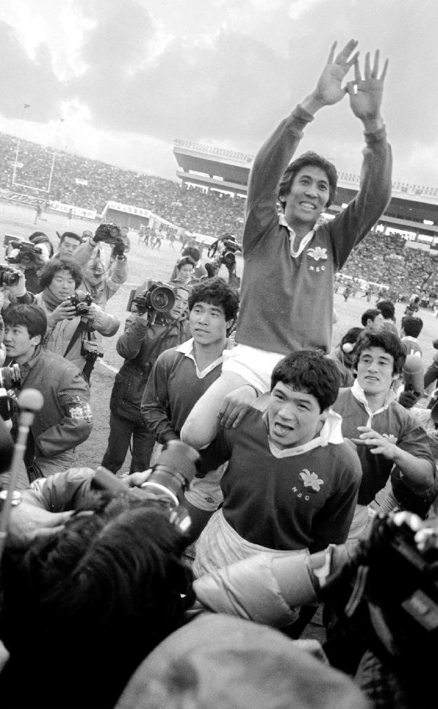 ラグビー日本選手権で史上初の７連覇を果たし、歓声に応える新日鉄釜石の松尾雄治氏ら＝１９８５年１月１５日、東京都新宿区・国立競技場（産経新聞撮影）