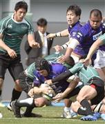 三菱重工相模原戦でトライを決める釜石シーウェイブスのヘイデン・ホップグッド。チームは１点差で競り勝ち、２月１４日にトップリーグ昇格を懸けて入れ替え戦に出場する＝２０１５年１月２５日、福岡県福岡市博多区のレベルファイブスタジアム（共同）