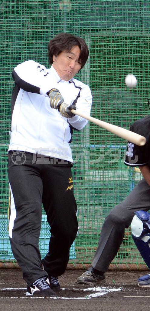 どっしりとした下半身、豪快なスイングは現役時代そのまま。松井氏はＤｅＮＡのキャンプでフリー打撃を披露した＝２０１５年２月７日、沖縄県宜野湾市・宜野湾市立野球場（荒木孝雄撮影）