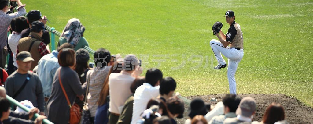 大谷翔平の投球練習に集まるファンら。今季も注目度はナンバーワンだ＝２０１５年２月７日、沖縄県名護市・名護市営球場（中鉢久美子撮影）