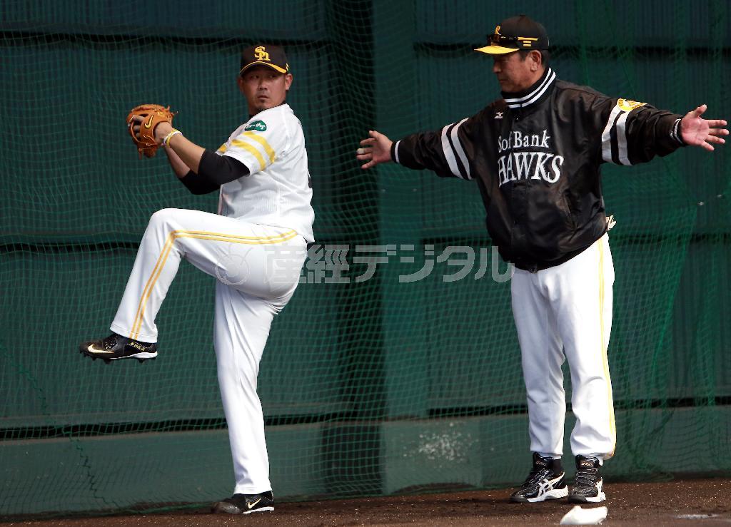 国内復活に向け、投球フォームを確認する松坂大輔（左）。左は佐藤義則コーチ＝２０１５年２月５日、宮崎県宮崎市・生目の杜運動公園（中川春佳撮影）