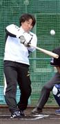 どっしりとした下半身、豪快なスイングは現役時代そのまま。松井氏はＤｅＮＡのキャンプでフリー打撃を披露した＝２０１５年２月７日、沖縄県宜野湾市・宜野湾市立野球場（荒木孝雄撮影）