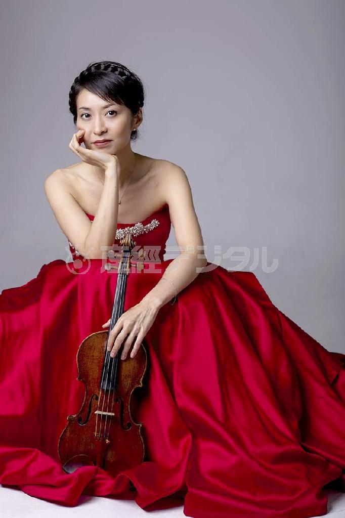 リサイタルを行うバイオリニストの吉田恭子さん。バイオリンは名器グァルネリ・デル・ジェス＝２０１４年４月２５日（岩切等さん撮影、提供写真）