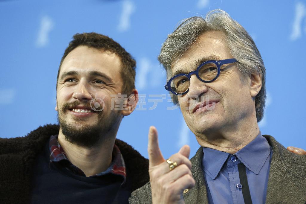 ヴィム・ヴェンダース監督（右）と米俳優、ジェームズ・フランコさん＝２０１５年２月１０日、ドイツ・首都ベルリン（ＡＰ）