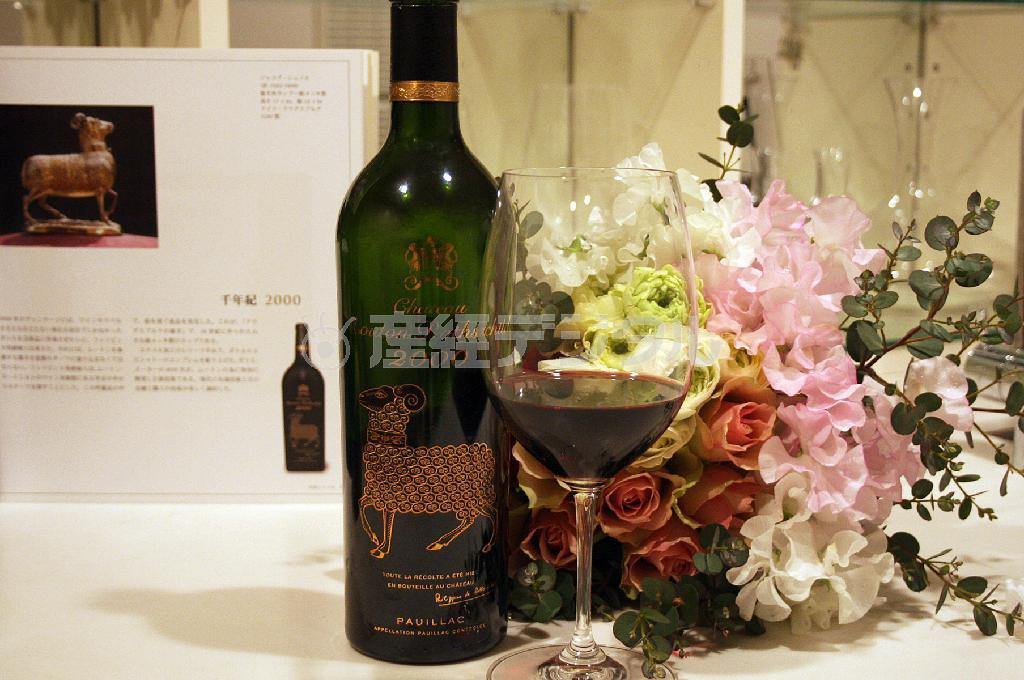 黄金のひつじがモチーフのシャトー・ムートン・ロートシルト２０００（青木冨美子さん撮影）