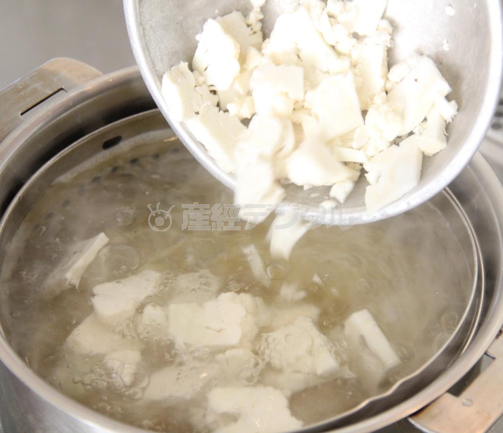 アサリとカリフラワーのスパゲティ（作り方１）＿＿１％の塩を入れた湯でスパゲティをゆでる。ゆで時間はだいたい９分が目安（袋の表示に従う）だが、残り２分でカリフラワーを加える。