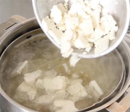 アサリとカリフラワーのスパゲティ（作り方１）＿＿１％の塩を入れた湯でスパゲティをゆでる。ゆで時間はだいたい９分が目安（袋の表示に従う）だが、残り２分でカリフラワーを加える。