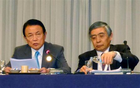 Ｇ２０閉幕後に記者会見する麻生財務相（左）と日銀の黒田総裁＝１０日、イスタンブール（共同）