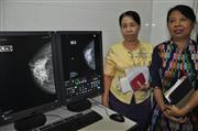 日本で乳がん検診の研修を受けたミャンマー人医師と、日本メーカーのデジタルＸ線画像診断システム。これまでは医療機器や設備を提供してきたが、日本人医師が常駐するクリニックが開設される＝ヤンゴン中央婦人病院