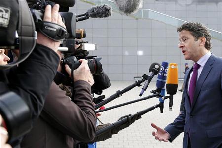 １１日、ブリュッセルで、報道陣の取材に答えるユーロ圏財務相会合のデイセルブルム議長（ロイター）