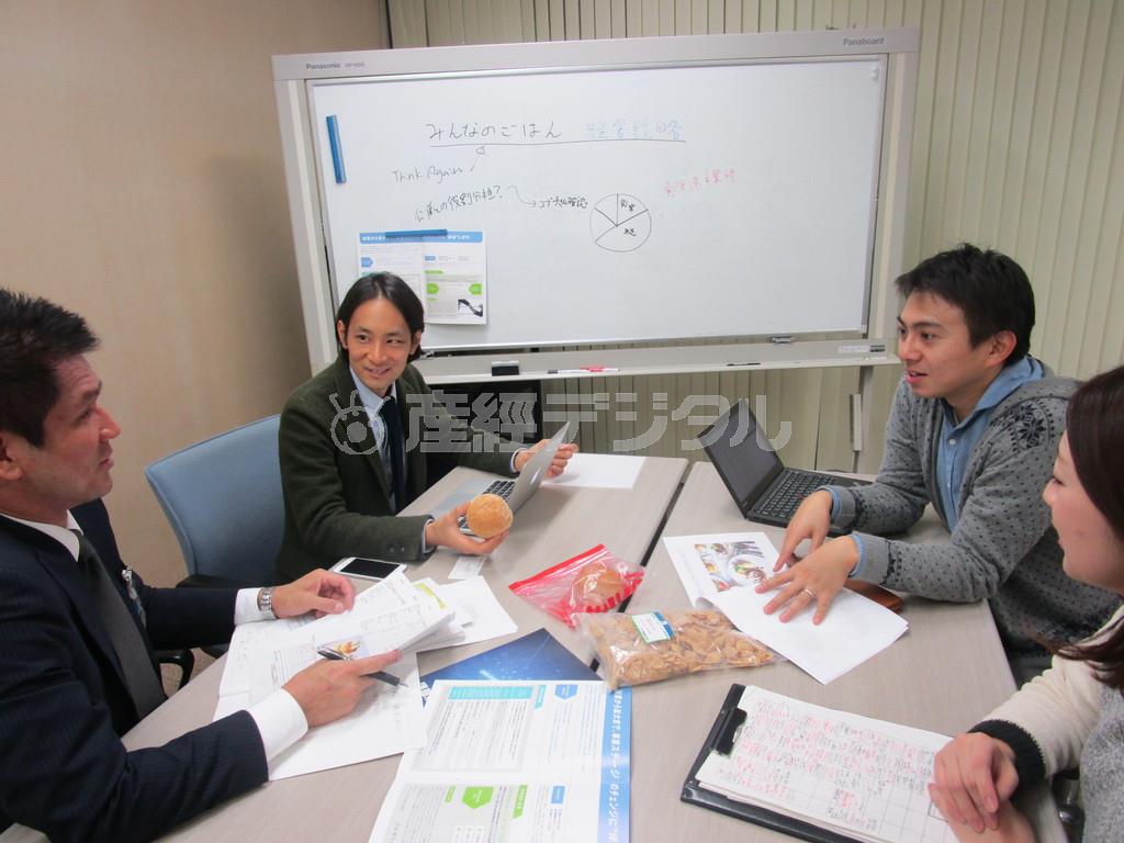 新たなベジタリアンメニューの開発を行うみんなのごはんの代表、岩溪さん（左奥）ら。ソーシャルビジネス支援融資プログラム「ＣＨＡＮＧＥ」では融資先の企業と定期的に会議を重ね、円滑に事業成長できるようなサポートを行っている＝２０１５年１月２７日（日本財団撮影）