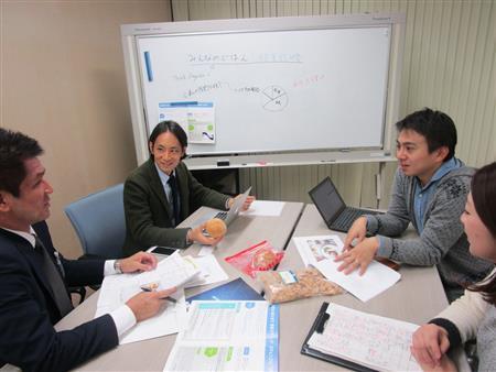 新たなベジタリアンメニューの開発を行うみんなのごはんの代表、岩溪さん（左奥）ら。ソーシャルビジネス支援融資プログラム「ＣＨＡＮＧＥ」では融資先の企業と定期的に会議を重ね、円滑に事業成長できるようなサポートを行っている＝２０１５年１月２７日（日本財団撮影）