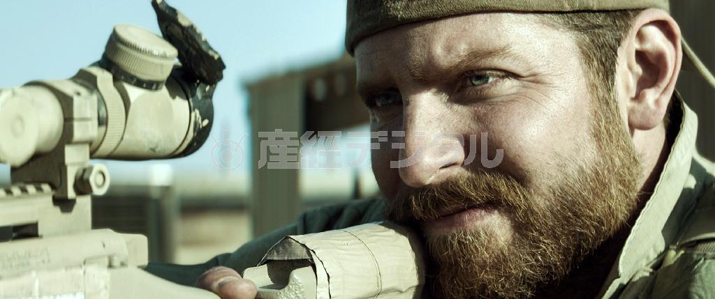 映画「アメリカン・スナイパー」でクリス・カイルさんを演じるブラッドリー・クーパーさん。あまりにも似ていると評判だ（ＡＰ）