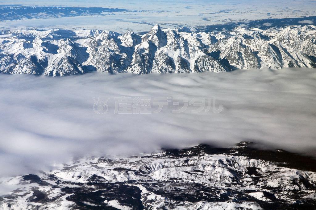 ティトン連山の東の麓。濃い霧に包まれるジャクソンホール＝２０１５年１月９日、米ワイオミング州のグランドティトン国立公園（佐藤良一さん撮影）