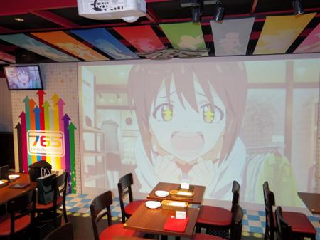 映像装置やコラボメニュー、グッズなどで「アイドルマスター」の世界に浸れるナムコの「カフェ＆バーＣＨＡＲＡＣＲＯｆｅａｔ．ＴＨＥＩＤＯＬＭ＠ＳＴＥＲ」