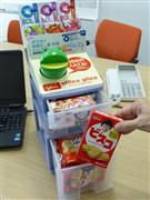 「オフィスグリコ」のコンパクトなお菓子箱。さまざまな味の約１０種類のお菓子が詰まっている