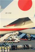 ２０１３年１月２５日、アルジェリアのテロ事件で犠牲となった日本人の遺体が帰国。関係者が献花し、黙祷を捧げた＝東京都大田区・羽田空港（大里直也撮影）