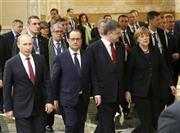 １６時間にも及んだウクライナ和平交渉の途中で姿を見せた（左から）ロシアのウラジーミル・プーチン大統領、フランスのフランソワ・オランド大統領、ウクライナのペトロ・ポロシェンコ大統領、ドイツのアンゲラ・メルケル首相＝２０１５年８月１１日、ベラルーシ・首都ミンスク（ロイター）