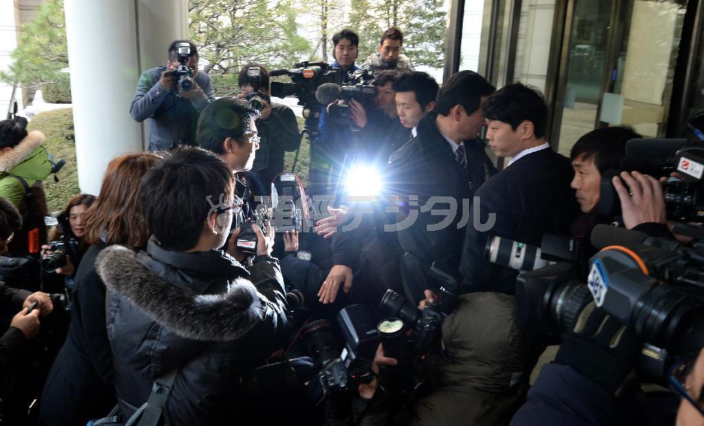 １月１９日に行われた公判に臨むため、ソウル中央地裁に入る加藤達也前ソウル支局長＝２０１５年、韓国・首都ソウル（川口良介撮影）