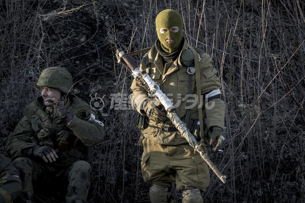ウクライナ東部デバリツェボ近くの村で、前線に向かう準備をする親ロシア派の戦闘員＝２０１５年２月１３日（ＡＰ）